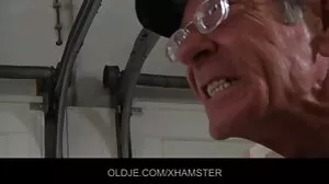 Seins naturels solides et porno avec des vieux durs