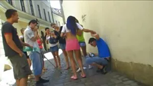 Asiatique vieux japonais porno stimule sa fente avec un jouet charnu