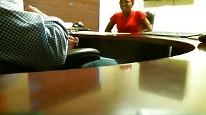 Sperme tukif les vieux sur la serviette Toucher le vagin