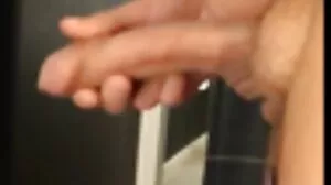 Une ado au porno xxx vieux clitoris percé se fait doigter puis suce une bite