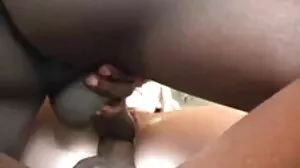 Baiser devant l'invité se transforme en trio video sexe vieux pervers