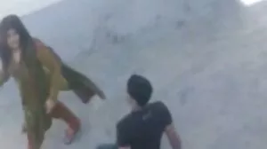 Belle salope sale tombe jeune et vieux porn entre les mains d'un homme pervers attaché comme un cochon dans une vidéo de sexe Bondage